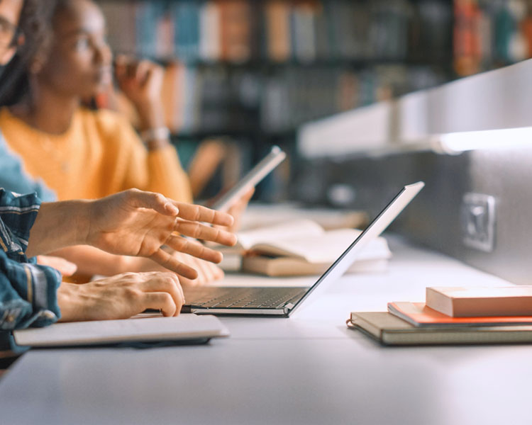 Des étudiants à la bibliothèque